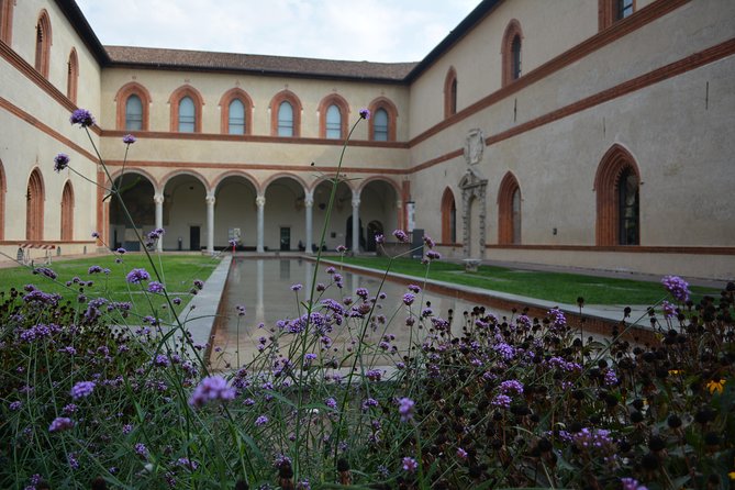 3-Hour Milan City Tour with The Scala Theatre - small group tour - Castello Sforzesco and Piazza dei Mercanti: A Crowd-Relief Pause