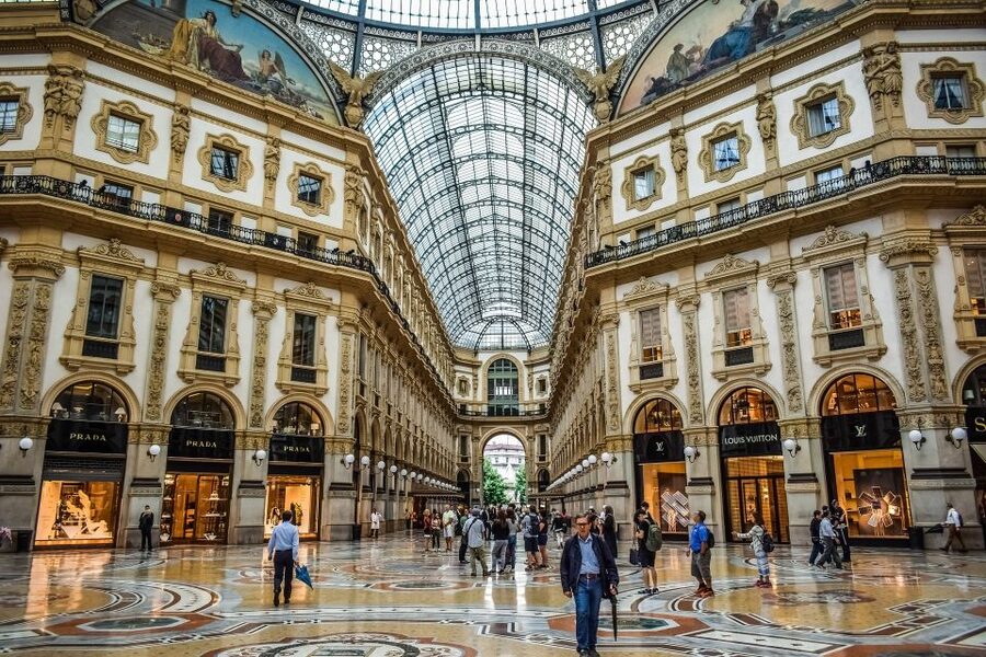 Discovering Milan's fashion soul - Where you meet and how the tour moves (Via Manzoni 31)