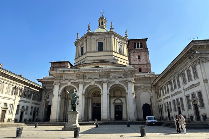 Eating Milan Street Food Tour with Guided Tasting and Sightseeing - Piazza degli Affari and Il Dito: L.O.V.E. as a modern speed bump