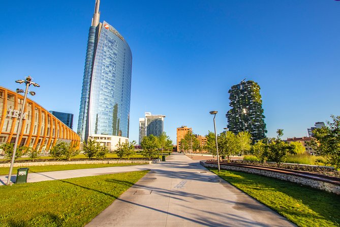 Explore Milan in 90 minutes with a Local - Meeting at Statua di Vittorio Emanuele II by the Duomo