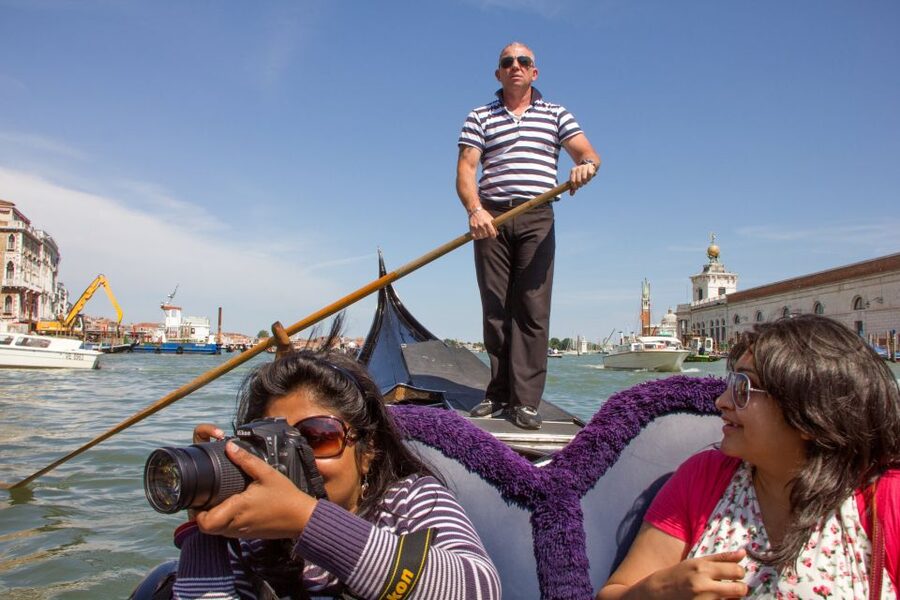 From Milan: Day Trip to Venice with Guided City Tour - Milan meeting point: where to find the bus near Cairoli and Lanza