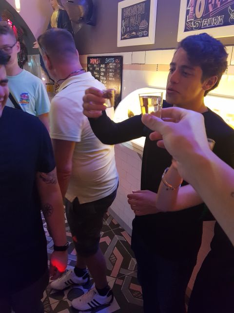 Milan: Bar-Hopping Tour with Welcome Drink - Meeting at Via Brera 3: how you start your night