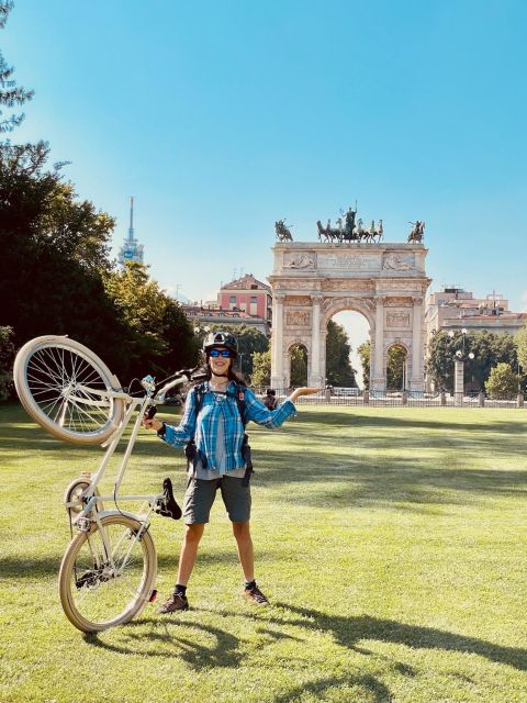 Milan: Bike tour of the city - Piazza della Scala and Sforza Castle: classic landmarks without the standing-still problem