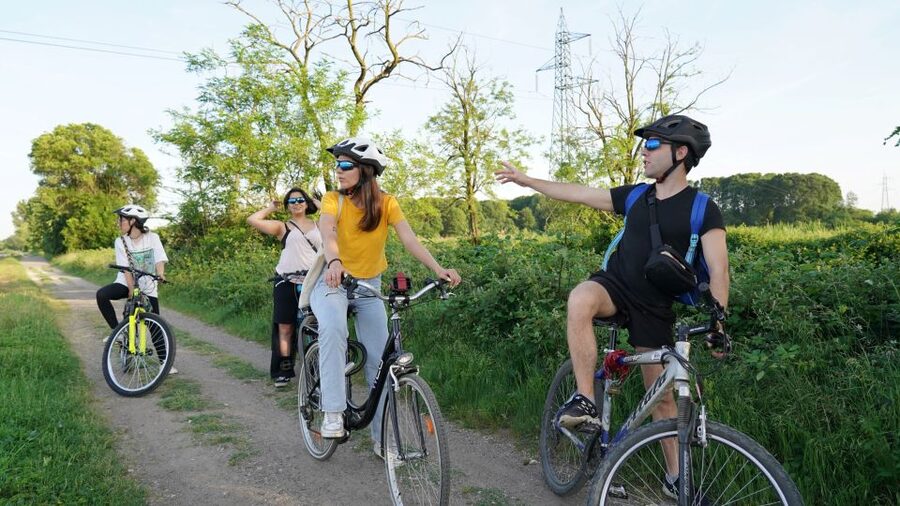 Milan: Bike Tour with Picnic on the turtle lake - Parco delle Cave: guided route plus sunset you can actually enjoy