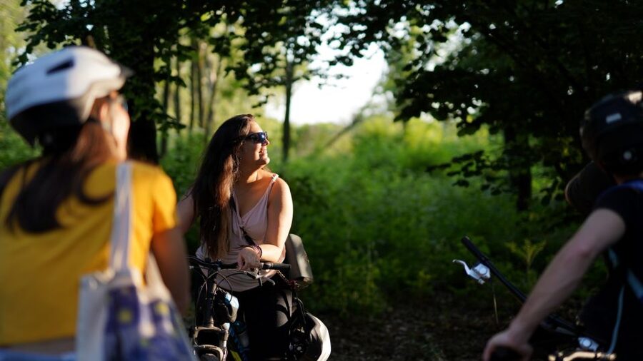 Milan: Bike Tour with Picnic on the turtle lake - The lakeside picnic and Italian snack: why the food matters here