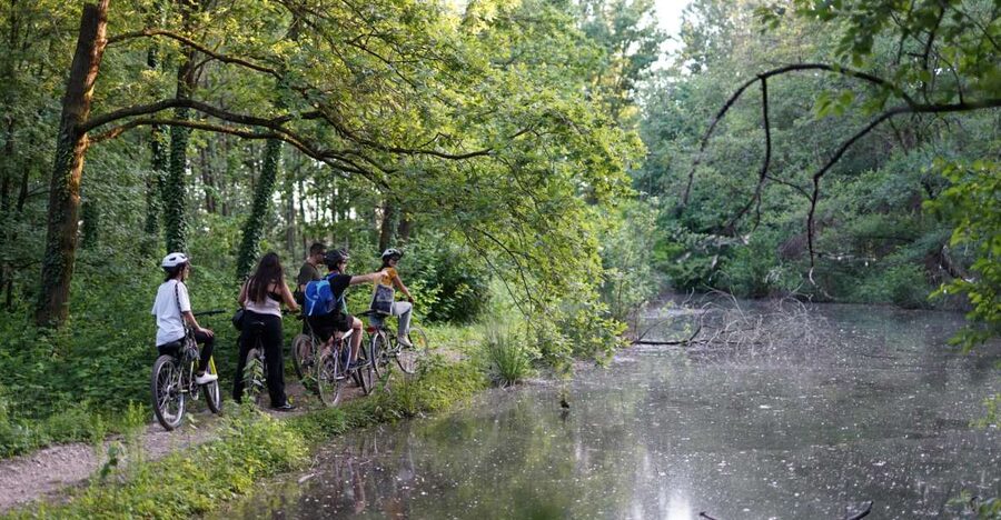 Milan: Bike Tour with Picnic on the turtle lake - Meet-up at Via Giorgio de Chirico: getting on the bike without stress