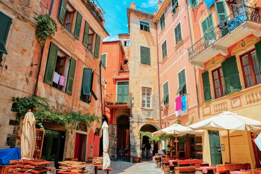 Milan: Cinque Terre Full-Day Guided Trip With Cruise - Train ride to Sestri Levante: a smooth transition, not a full stop