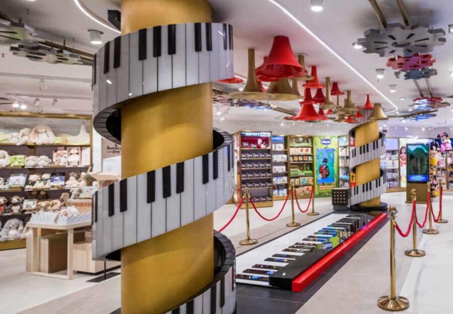 Milan: Duomo & Gelato. Private Family Tour Designed for Kids - F.A.O Schwarz Milan: toys with personalization, plus room for play