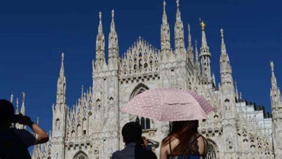 Milan: Duomo Guided Tour with Panoramic Terrace - The Duomo Rooftop Terraces: Flying Buttresses and City Views