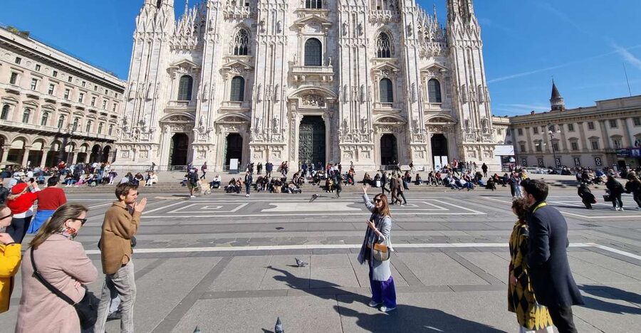 Milan: Duomo Rooftop and Cathedral Guided Tour with Tickets - The statues count: why 3,400 carved figures can feel manageable