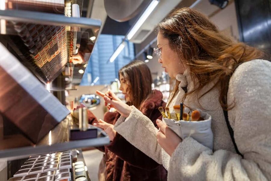 Milan: Fashion and Beauty Walking Tour With Expert Designer - Galleria Vittorio Emanuele II and Teatro alla Scala: Luxury Meets Real Feet