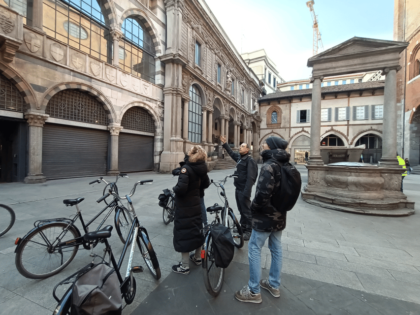 Milan: Guided Bike Tour - Peace Arch and Darsena canals: photo stops with a purpose