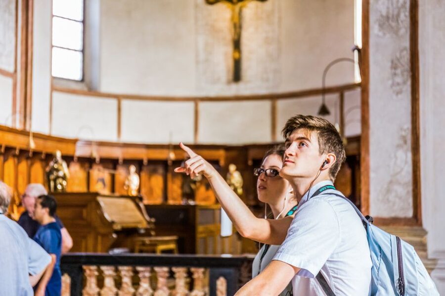 Milan: Guided Walking Tour & Last Supper Visit with Ticket - Duomo area finale: seeing the Milan Cathedral façade from the right rhythm