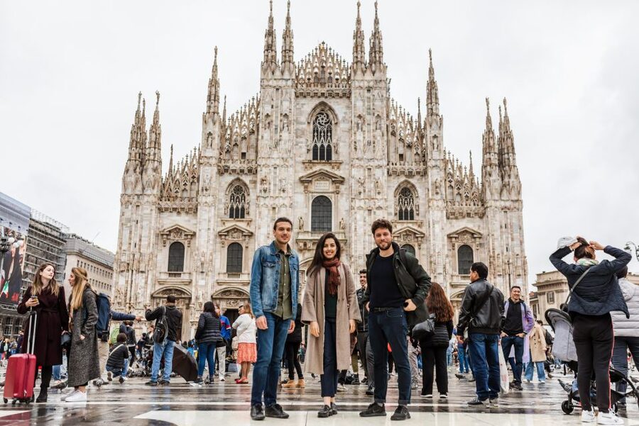 Milan: Highlights & Hidden Gems Private Tour with a Local - Where It Usually Begins: Piazza Mercanti and the Downtown Momentum
