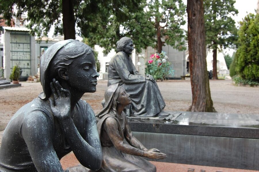 Milan: Monumental Cemetery Group Walking Tour - Meeting at the main gate with a Neiade sign