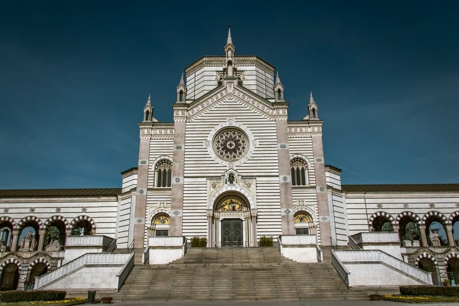 Milan: Monumental Cemetery Group Walking Tour - The guide’s role: turning marble into Milanese social history