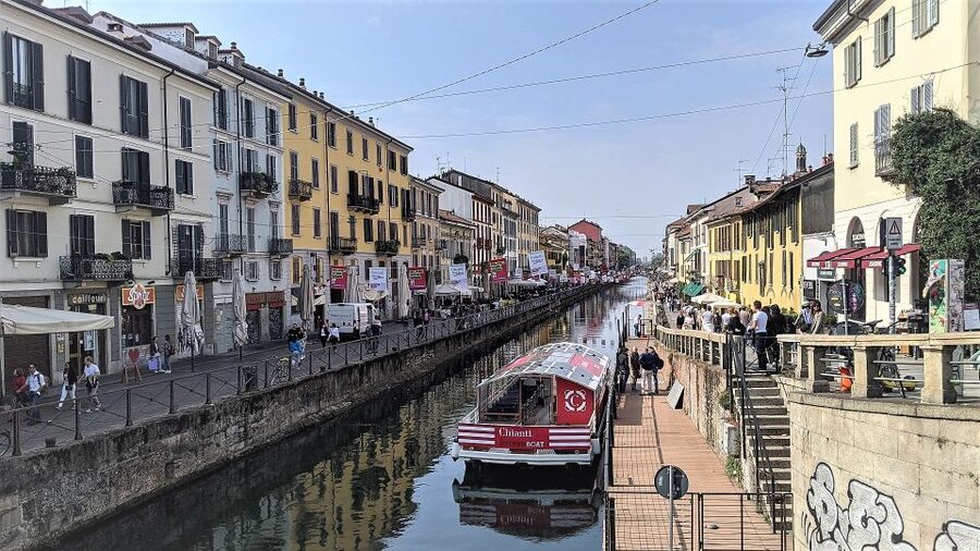 Milan: Navigli Canal Boat Cruise - Scodellino bridge and Darsena di Milano: the nightlife hub you can see from the rail