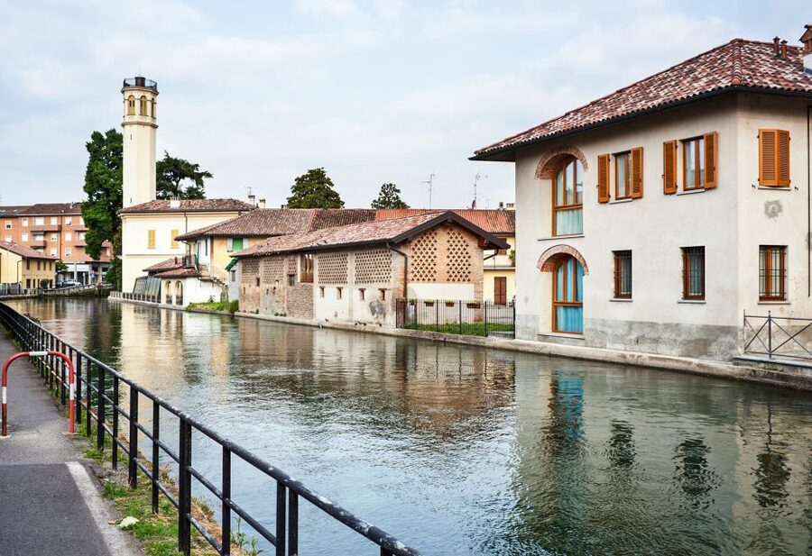Milan: Navigli District Canal Boat Tour with Aperitivo - Getting to Alzaia Naviglio Grande without stress