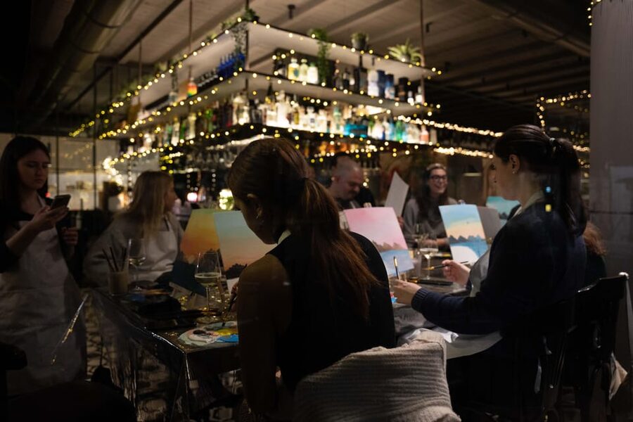 Milan: Paint 'n Sip Class - Wine and Buffet: How the food and open wine flow change the mood
