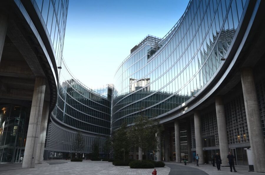 Milan: Piazza Gae Aulenti and Pelli Tower Walking Tour - Entering Porta Nuova the easy way: Palazzo Lombardia to Piazza Gae Aulenti