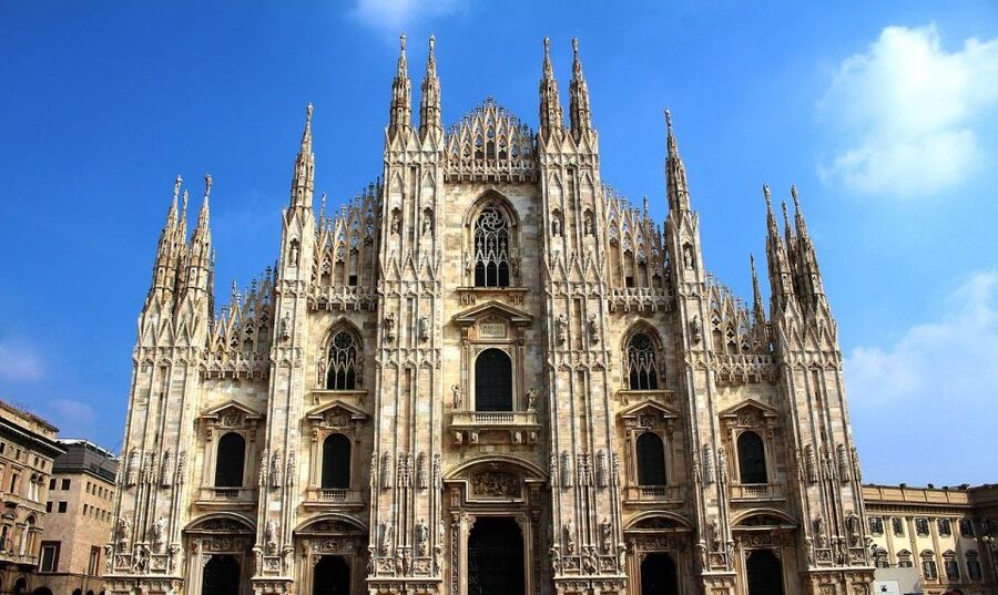 Milan: Private 4-Hour Walking Tour - Languages and question time: built for communication