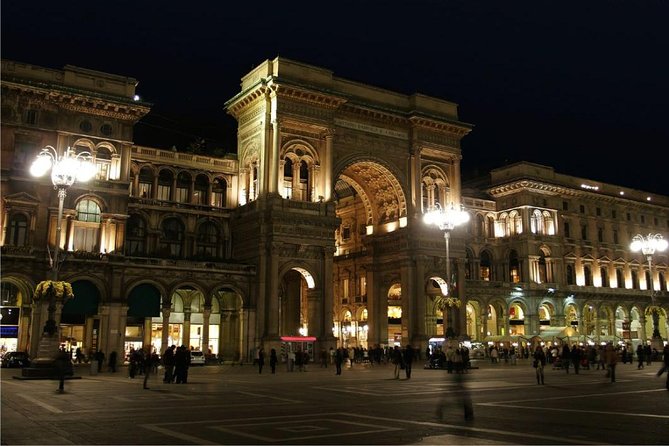 Milan private guided tour by night - Milan after 9 pm: calmer streets, lit landmarks