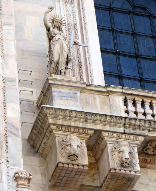 Milan: Private or Shared Essential Walking Tour - Languages and pacing: getting the tour you want
