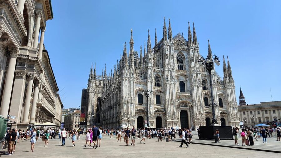Milan: Private Walking Tour with Last Supper and Duomo Entry - Piazza della Scala and Teatro alla Scala, viewed the right way
