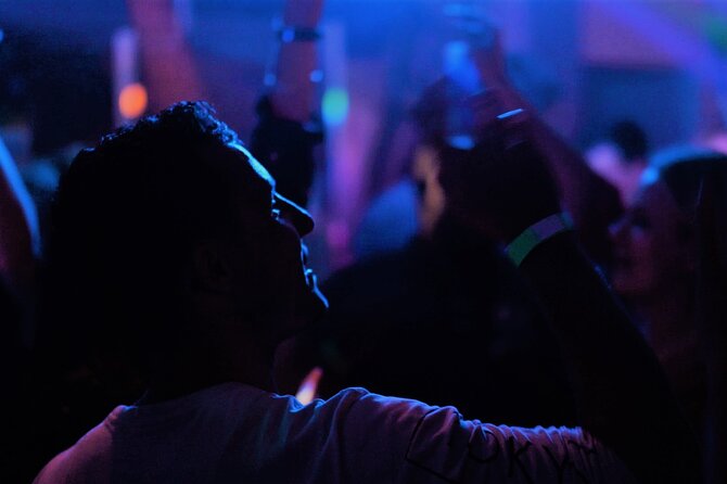 Milan Pub Crawl Party with Free Shots and Drink Deals by Riviera - Meeting point and how the 3–4 hour structure feels