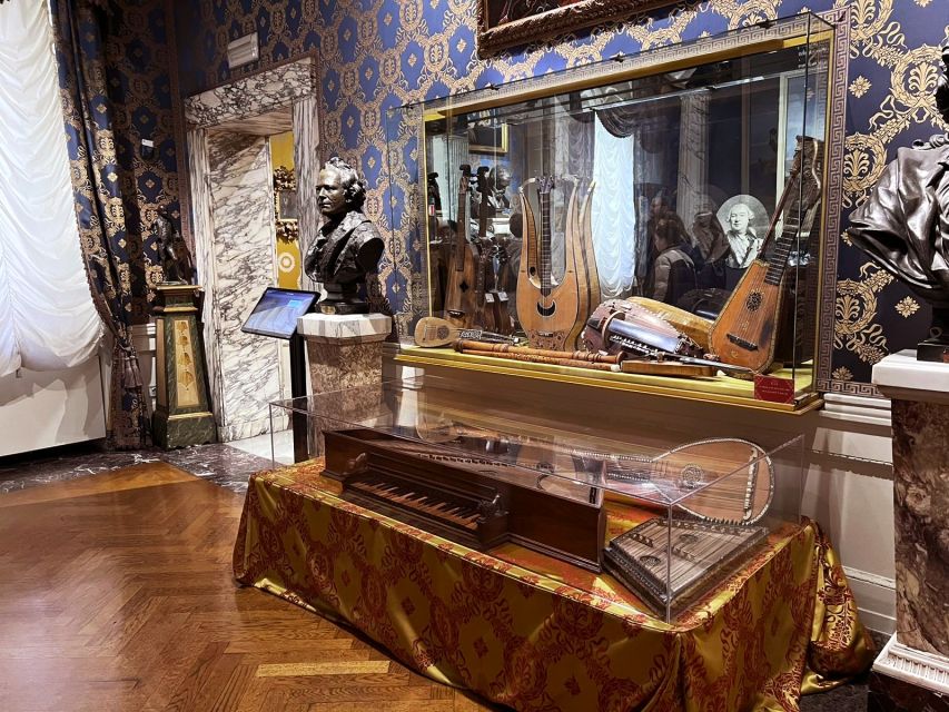 Milan: Scala Theater and Duomo Cathedral Guided Tour - Inside Teatro alla Scala: Neoclassical Rooms and Opera Lore