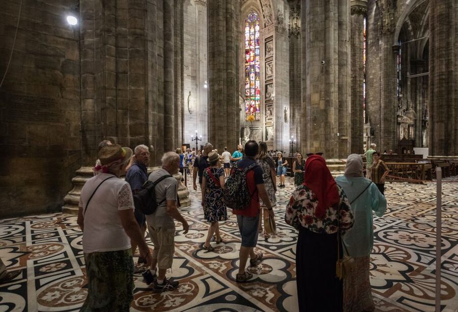 Milan: Scala Theater and Duomo Cathedral Guided Tour - Duomo di Milano With Priority Access: What the Guide Helps You Notice
