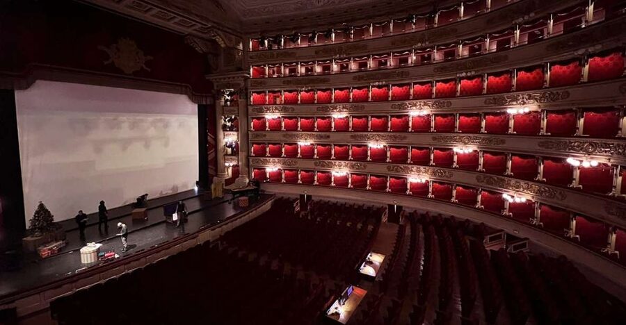 Milan: Scala Theater and Duomo Cathedral Guided Tour - Meeting at Teatro alla Scala: How to Find Your Guide Fast