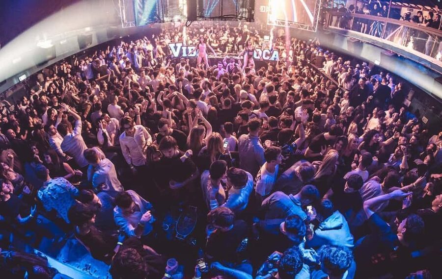 Milan Social Walk: Bars, Squares & Local Vibes - Bar Stops, Music, and Drink Deals in the Navigli Area