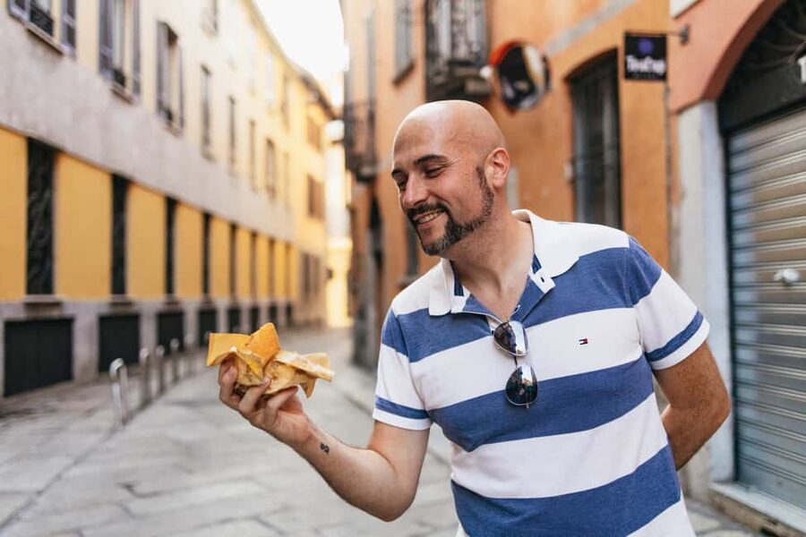 Milan: Street Food Walking Tour - Meeting at UNIQLO Piazza Cordusio: how to get it right