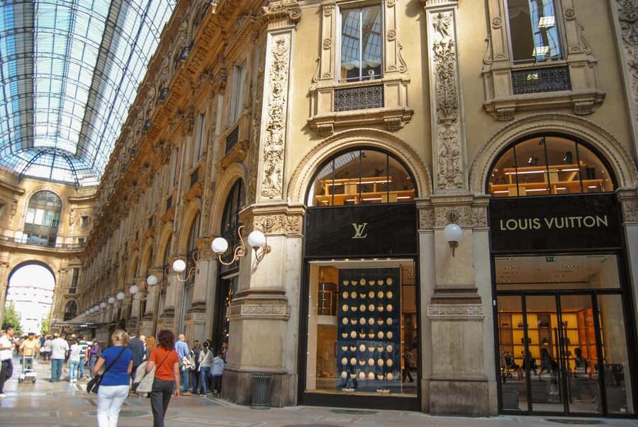 Milano: Highlights Private Tour, Duomo, Castle & Gelato - Piazza Affari, Piazza Mercanti, and La Scala’s Opera Glow