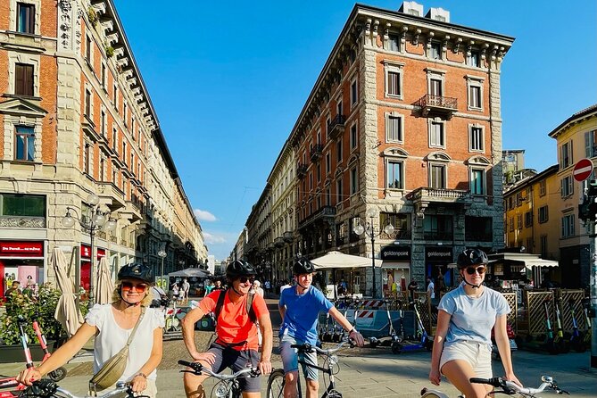 Miles and smiles /// Milan's ride - Brera Streets and the Classic Squares Rhythm