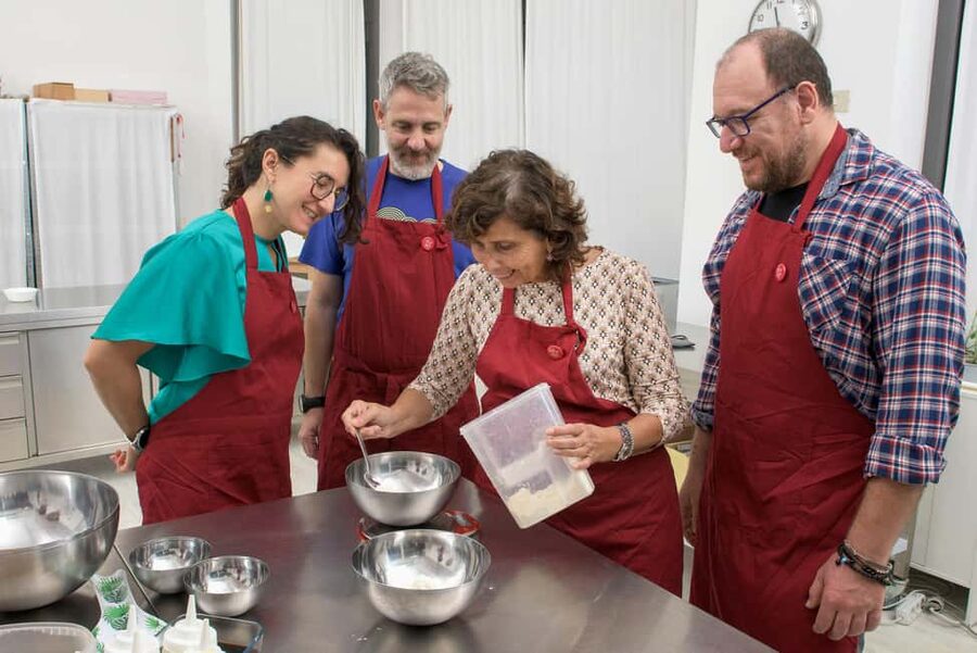 only in ITALIAN - International aperitif + cooking class in Italian - Entering Chef and the City: your meeting point on Via Laura Ciceri Visconti