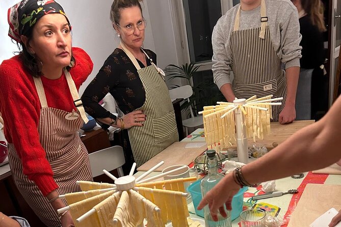 Pasta and Tiramisu join our cooking class - Small details: cat on the premises, allergens in the mix