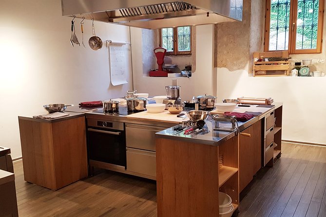 The Art of Making Pizza-Cooking Class in Unique Location with Italian Pizzachef - Via Privata Cuccagna, 2: A Milan Setting That Feels Like a Real Local Room