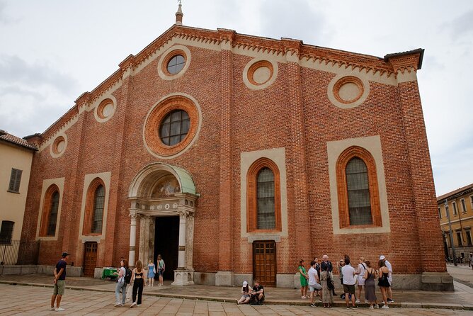 Unveil the Masterpiece: Guided Tour of Da Vinci's Last Supper - What the guide does before you enter the refectory