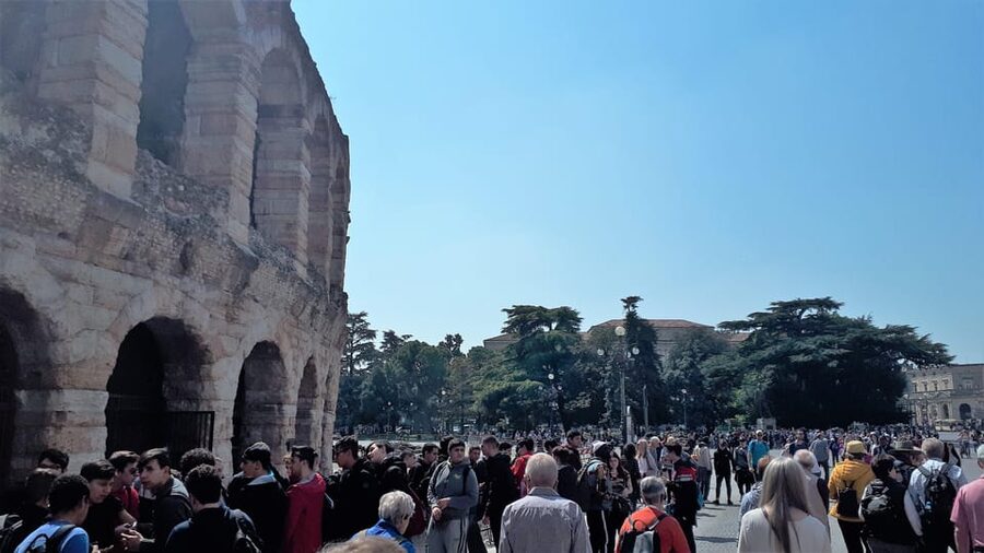 Visit of Verona and Lake Garda. Full day tour from Milan - The 45-minute transfer to Sirmione: switching from city to lake mode